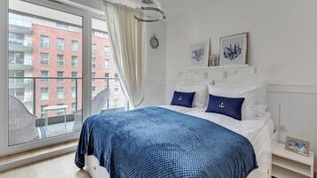 Deluxe Studio Suite (No parking) | Individually decorated, individually furnished, iron/ironing board