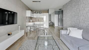 Deluxe Apartment (Parking 1) | Individually decorated, individually furnished, iron/ironing board