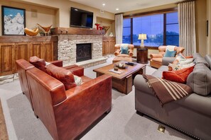 Fernseher, Kamin, Videospielkonsole