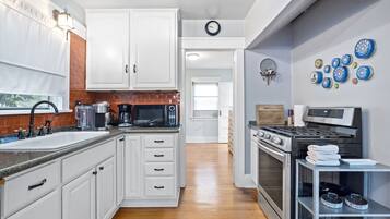 大型雪櫃/冰箱、微波爐、焗爐、爐具