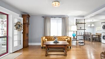 Smart TV, fireplace, books, stereo