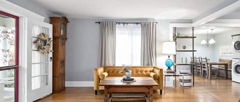 Smart TV, fireplace, books, stereo