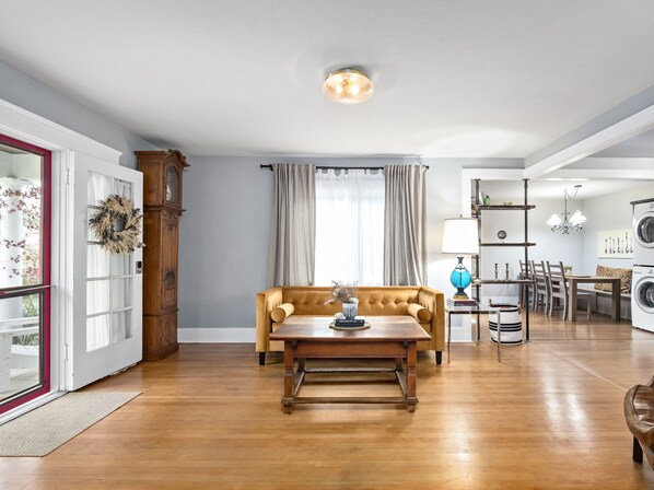 Smart TV, fireplace, books, stereo