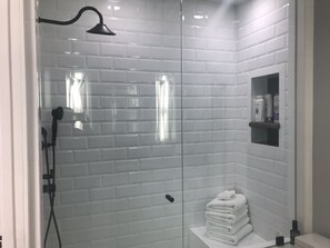 Haartrockner, Handtücher, Seife, Shampoo