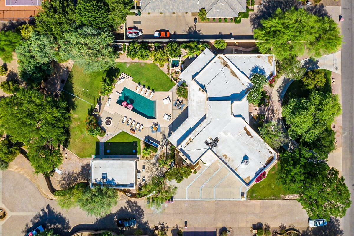 Cove Mansion, 8BR 7 Full Baths. 18 adult beds. POOL, BBQ, GAME ROOM, VOLLEYBALL