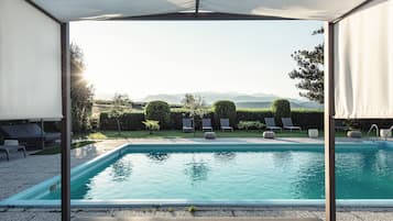 Una piscina techada, una piscina al aire libre de temporada