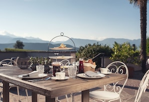 Free daily continental breakfast - Das Wanda (Caldaro Sulla Strada del Vino)