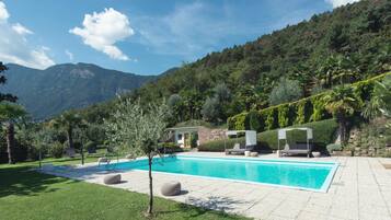 Innenpool, Außenpool (je nach Saison geöffnet)