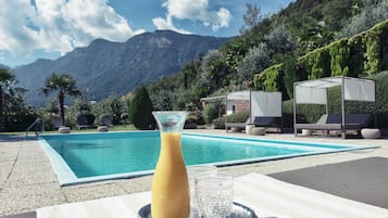 Innendørsbasseng og sesongbasert utendørsbasseng