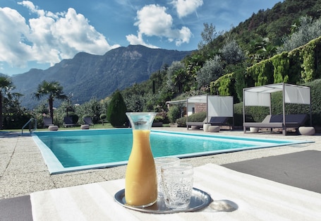 Indoor pool, seasonal outdoor pool. Das Wanda