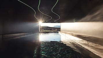 Una piscina techada, una piscina al aire libre de temporada