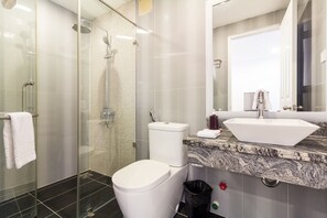 Shower, hair dryer, bidet, towels