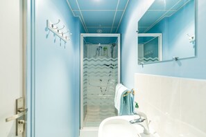 Double Room | Bathroom | Shower, rainfall showerhead, free toiletries, hair dryer