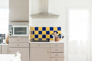 Tweepersoonskamer | Gemeenschappelijke keuken | Een koelkast, een magnetron, een oven, een kookplaat