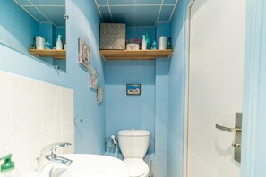 Double Room | Bathroom | Shower, rainfall showerhead, free toiletries, hair dryer