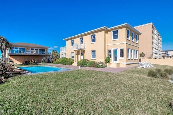 Secluded Private Resort directly on beach 5/6 BdRm 4 Baths