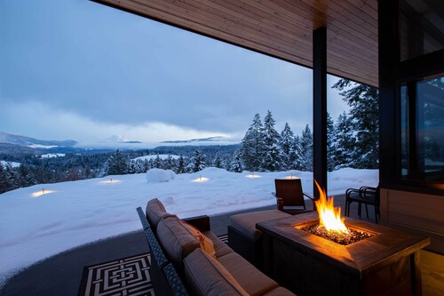 'Pahto's Retreat' Luxe White Salmon Home: Hot Tub