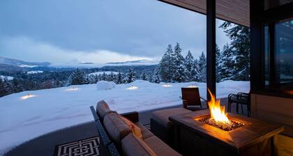 'Pahto's Retreat' Luxe White Salmon Home: Hot Tub