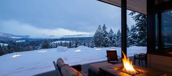 'Pahto's Retreat' Luxe White Salmon Home: Hot Tub
