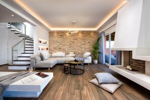 تلفزيون، مدفأة، مكتبة موسيقى، مكتبة فيديو