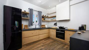 Fridge, oven, stovetop, dishwasher