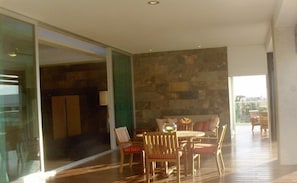 屋外ダイニングエリア