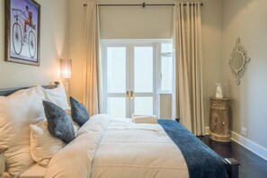 4 slaapkamers, een bureau, een strijkplank/strijkijzer, gratis wifi