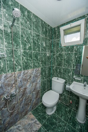 Shower, rainfall showerhead, free toiletries, hair dryer