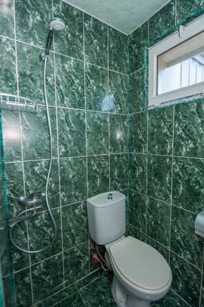 Estudi Grand | Bany | Dutxa, capçal de dutxa tipus cascada i articles de tocador gratuïts 