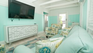 Smart TV - TOP FLOOR RENTAL OVERLOOKING POOL AND TROPICAL OASIS (Virginia Beach)