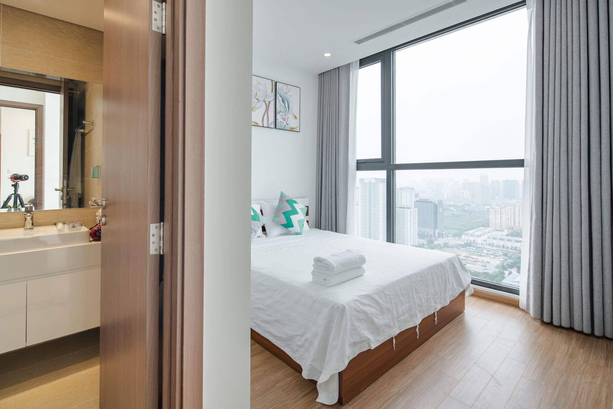 2 chambres, coffres-forts dans les chambres, fer et planche à repasser