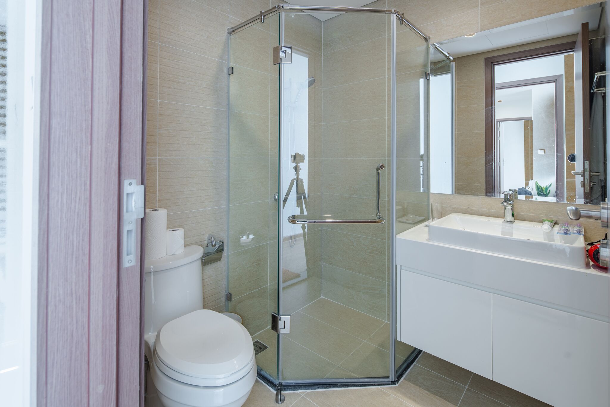 Een bad/douchecombinatie, een bubbelbad, een haardroger, een bidet