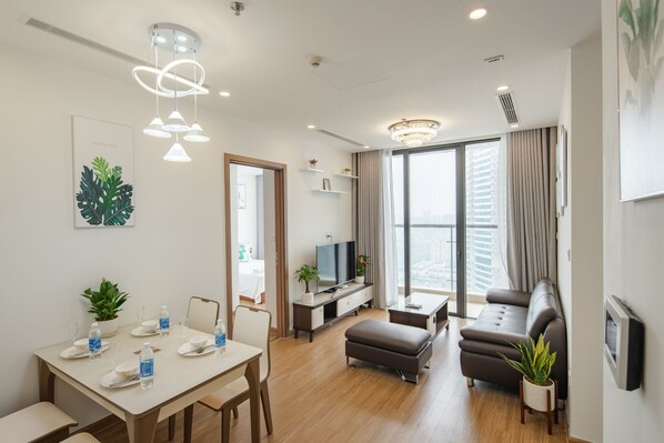 TV - VipHome08#Modern Apt 2BR#Vinhomes Skylake#Keangnam (Ha Noi)
