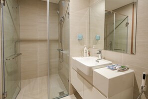 Combined shower/bathtub, jetted bath, hair dryer, bidet - Modern Apt 2BR#Vinhomes Skylake#Keangnam (Ha Noi)