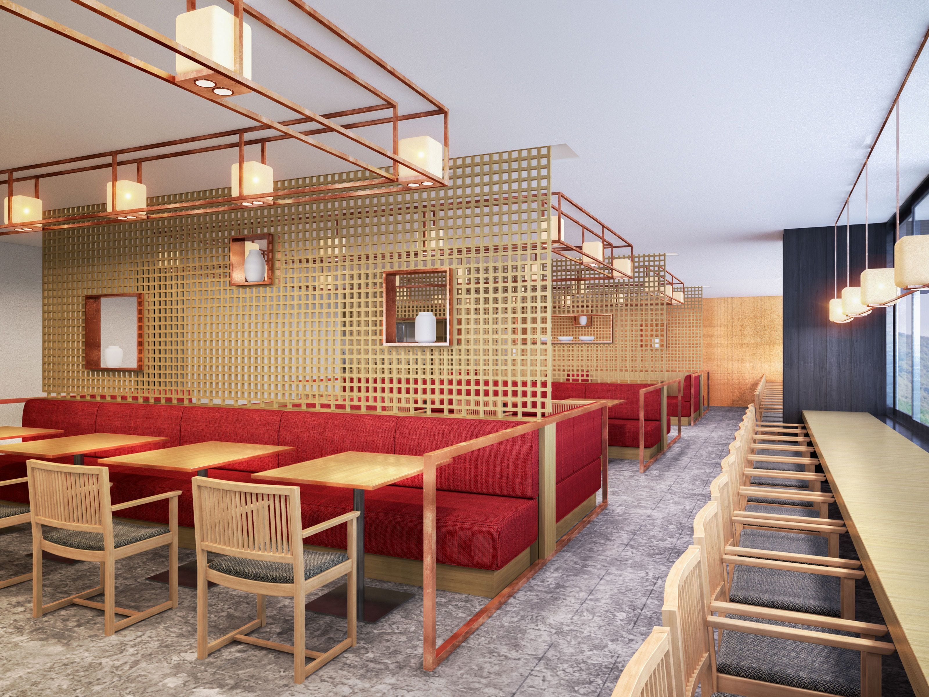 Ein modernes Restaurant mit Holztischen und roten Sitzbänken, mit einer Wandgestaltung in Gitterform und Pendelleuchten.