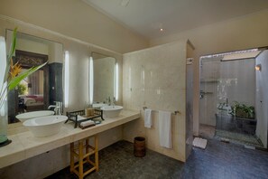 Ensemble douche/baignoire, sĂšche-cheveux, serviettes fournies, savon