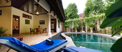 حمّام سباحة خارجي