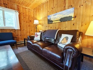 Televisio, takka, pöytäjalkapallopöytä, kirjoja