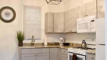 Geladeira, micro-ondas, fogão, cooktop
