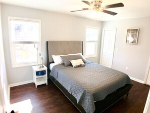 2 makuuhuonetta, silitysrauta/-lauta, ilmainen Wi-Fi, vuodevaatteet