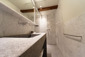 Apartamento familiar | Baño | Ducha, cabezal de ducha tipo lluvia, toallas y jabón