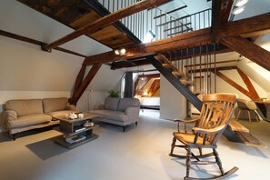 Apartamento familiar | Zona de estar | Una Smart TV, suelo radiante