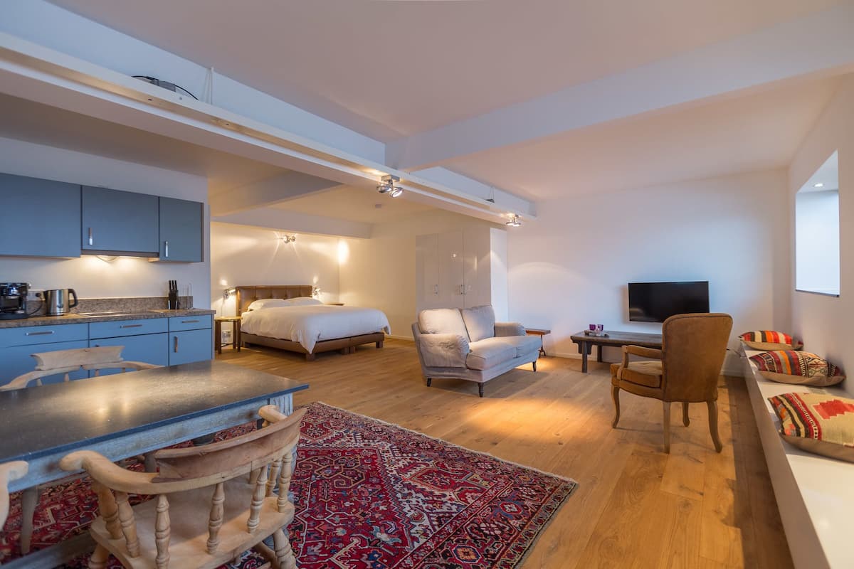 Studio | 2 bedrooms, Egyptian cotton sheets, premium bedding, in-room safe