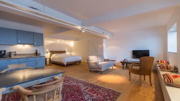 Studio | 2 bedrooms, Egyptian cotton sheets, premium bedding, in-room safe