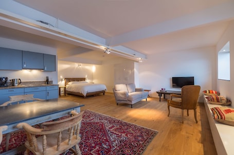 Studio | 2 bedrooms, Egyptian cotton sheets, premium bedding, in-room safe