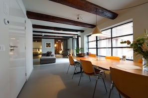 Apartamento familiar | Zona de estar | Una Smart TV, suelo radiante