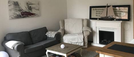 Een flatscreentelevisie en een open haard