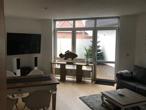 Een flatscreentelevisie en een open haard