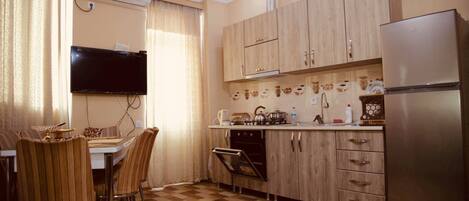 Kühlschrank, Mikrowelle, Geschirrspüler, Kochgeschirr/Geschirr/Besteck