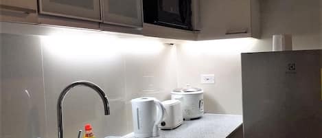 Refrigerador, microondas, parrilla de estufa y tetera eléctrica